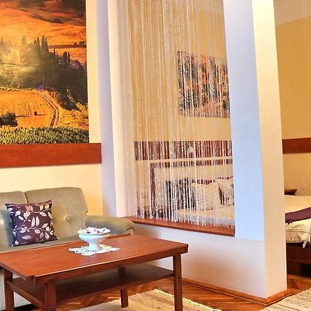 Hajnal Apartman Villa Gyula Bagian luar foto