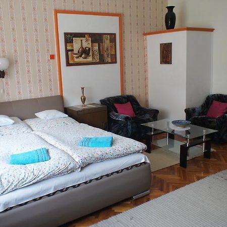 Hajnal Apartman Villa Gyula Bagian luar foto