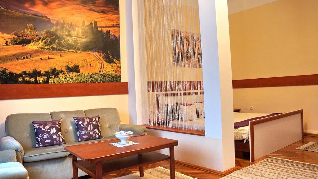 Hajnal Apartman Villa Gyula Bagian luar foto