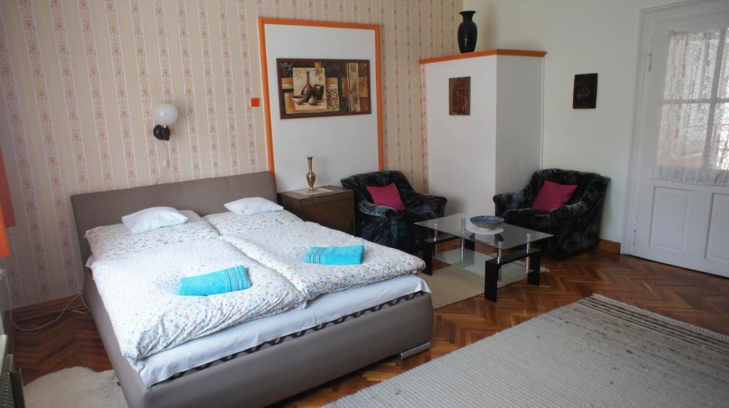 Hajnal Apartman Villa Gyula Bagian luar foto