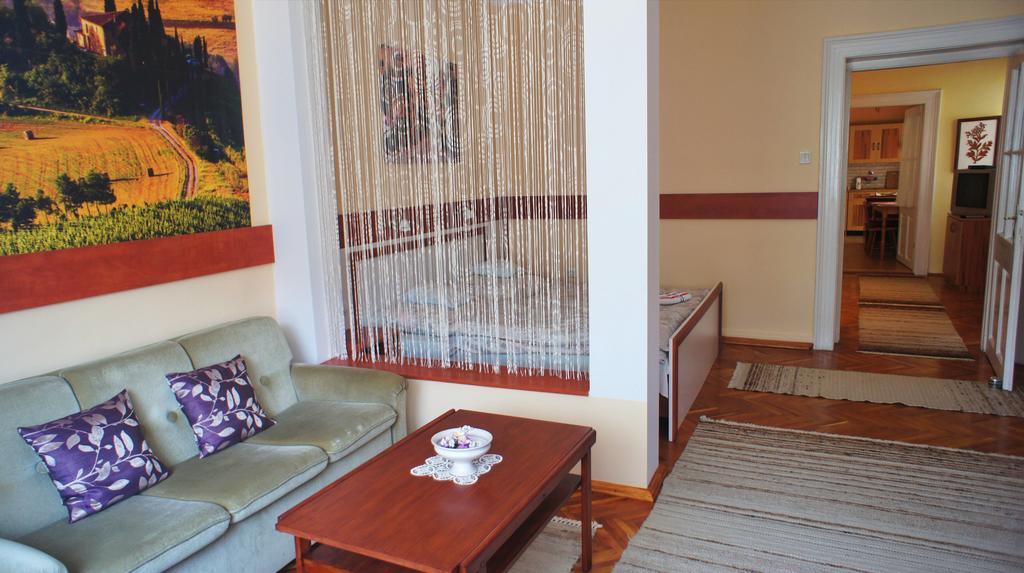 Hajnal Apartman Villa Gyula Bagian luar foto
